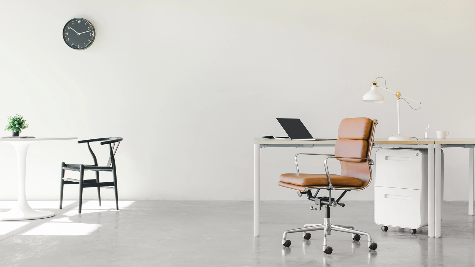 Minimal home office set up